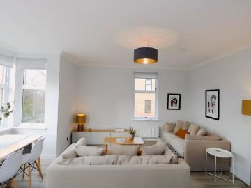 2Bedrooms, 1Bathrooms