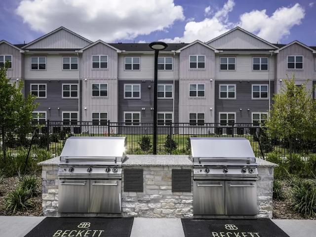 Modern Pearland & Alvin Living with Coworking and a Pool | 2BR from $1,596/mo
