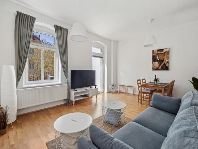 2BR light filled apartment in historic neigborhood near University and Center