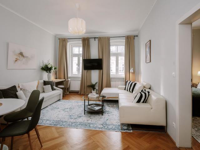 2BR right by Metro, Vienna Charme w/ high ceilings