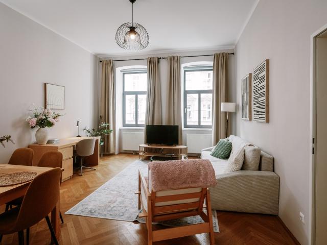 2BR right by Metro, Vienna Charme w/ high ceilings