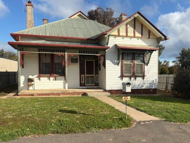 2BR Vinyl Clad Home, Charming Leadlight Windows