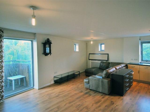 2dbl‑beds, huge living room & balcony 1min to stn