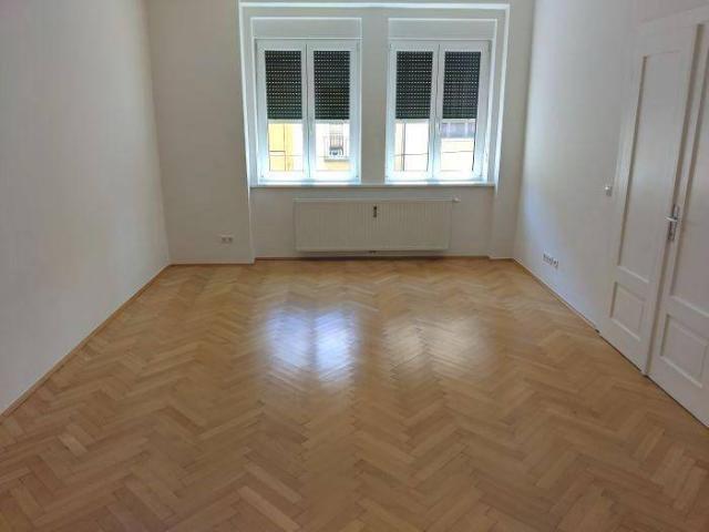 2er WG: 3 ZIMMER Wohnung, ruhiger Balkon, extra Küche möbliert, Bad mit Dusche / WC / Fenster!