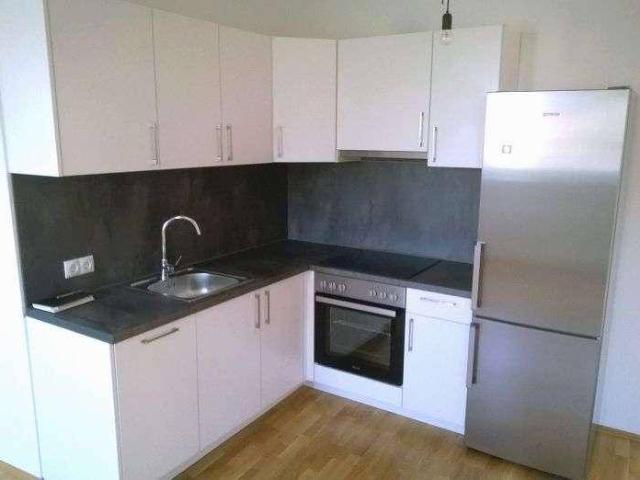 2er WG: Helle 3 ZIMMER Wohnung, neuwertige Einbauküche, neuwertiges Bad mit Dusche / WC und Fenster!