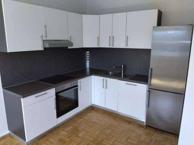 2er WG: Ruhiger 3 ZIMMER NEUBAU + neuwertige Einbauküche + Bad mit Wanne + extra WC + Lift!