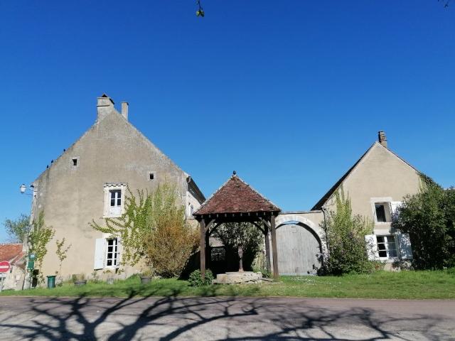 2H30 Paris Druyes les belles fontaines,village médiéval cla. 162m² Druyes les Belles Fontaines