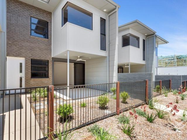 2min Walk to Westfield, Vida Complex, Resort Pool Won't Last!