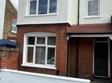 2mins walk Tooting Broadway tube northern li