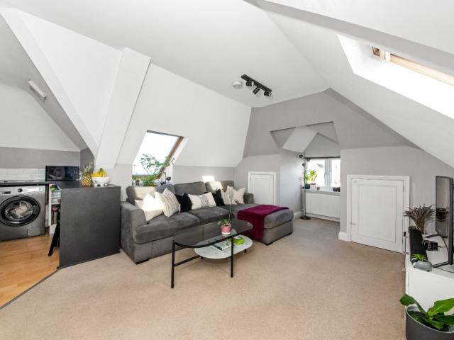 2nd Floor Flat For Rent In Croydon