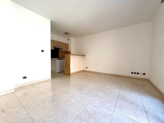 2P Plein Centre ville Saint Raphaël avec Garage