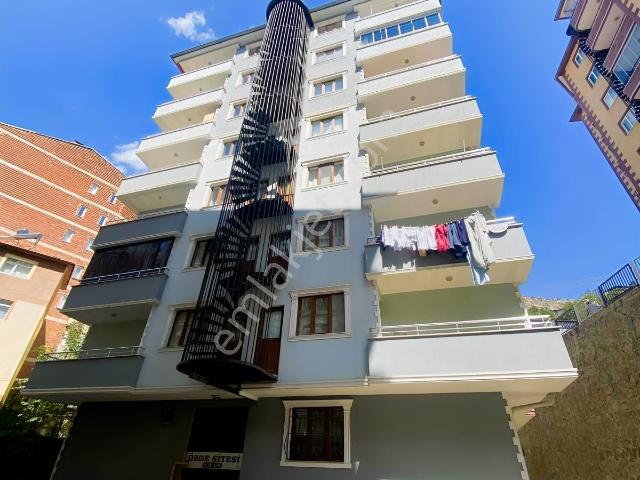 2y Duman Emlak'tan 15 Şubat Caddesinde Ara Kat Satılık Daire