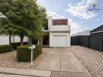 33 / 39 Astley Crescent, Point Cook