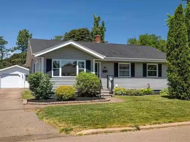 33 Westview Drive, Charlottetown, PE, C1A 3A4 house for sale.