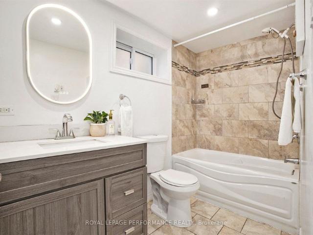 33 B Majestic Drive, Ottawa