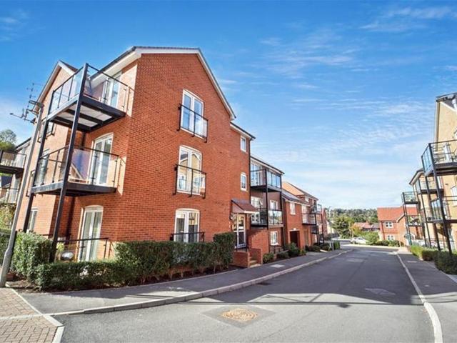33 Electric Close, Godalming GU7 2 bed flat to rent £1,595 pcm £368 pw