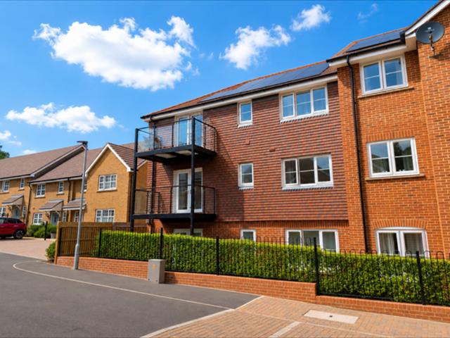 33 Electric Close, Godalming GU7 2 bed flat to rent £1,695 pcm £391 pw