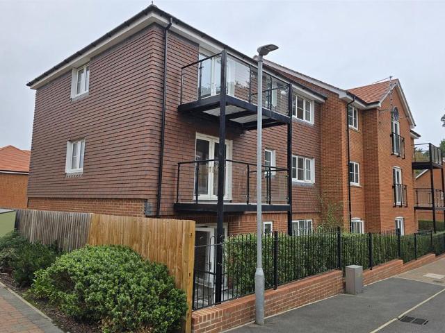 33 Electric Close, Godalming GU7 2 bed flat to rent £1,625 pcm £375 pw