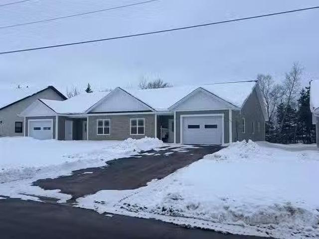 33 Fairdale Drive, Charlottetown, PE, C1C 0Y7 house for sale.