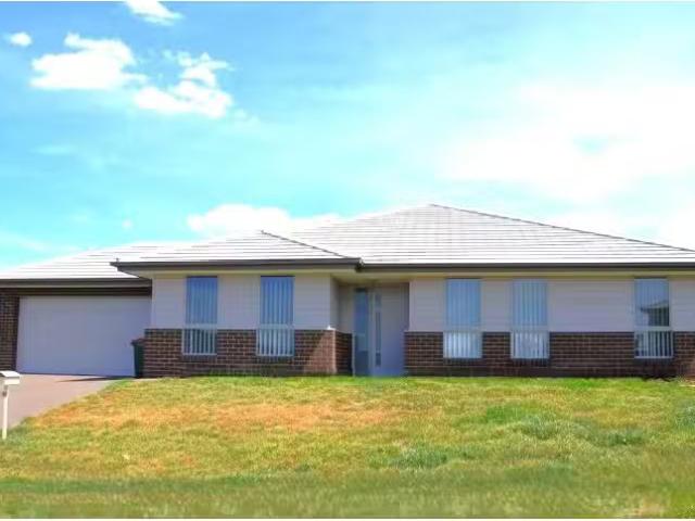 33 Finnegan Cres, Muswellbrook House for rent Listed by Tom C.
