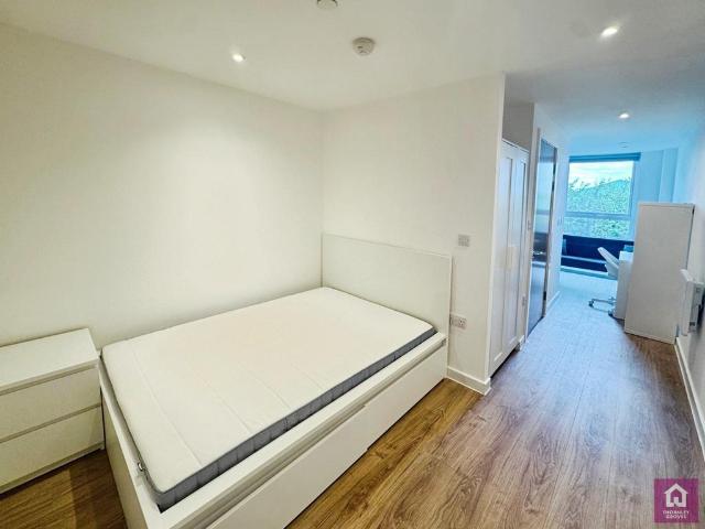 33 Fredrick Road, X1 Cheltenham. 1 bed flat to rent £900 pcm £208 pw