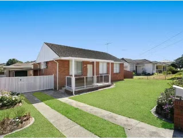 33 Gerald Street, Greystanes House for rent Listed by Sienna.