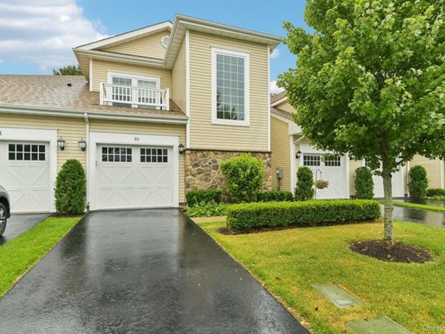 33 Greentree Ct, Shirley, NY 11967