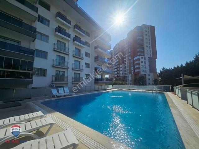 33 Karabağlar'da Granada Rezidans 3te Deniz Havuz Manzaralı 3+1