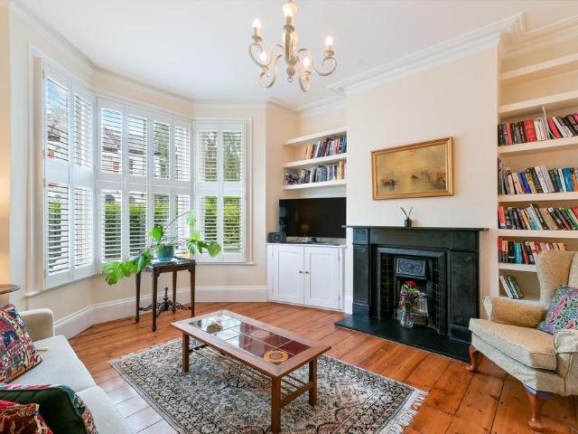 33 Lakeside Road, London W14 1 bed flat to rent £3,000 pcm £692 pw