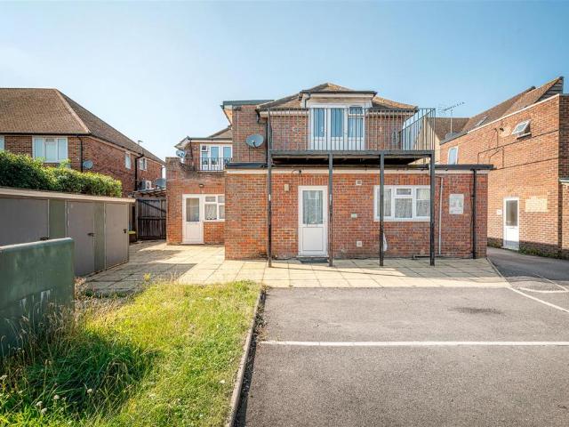 33 Marlow Road, High Wycombe HP11 2 bed apartment to rent £1,500 pcm £346 pw