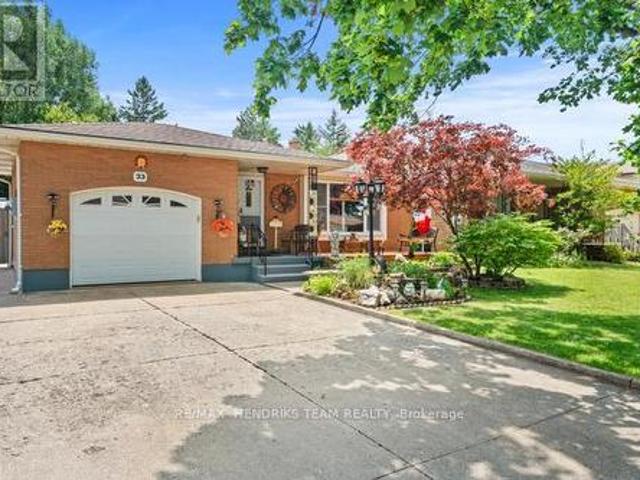 33 Meadowbrook Crescent, St. Catharines Carlton/Bunting, ON, L2M 7G8 house for sale | Listing ID X13737 | Royal LePage