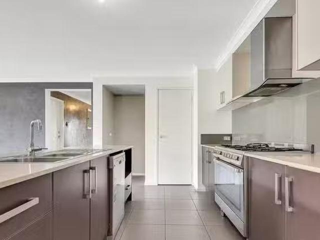 33 Rain Lover Drive, Kurunjang, VIC 3337