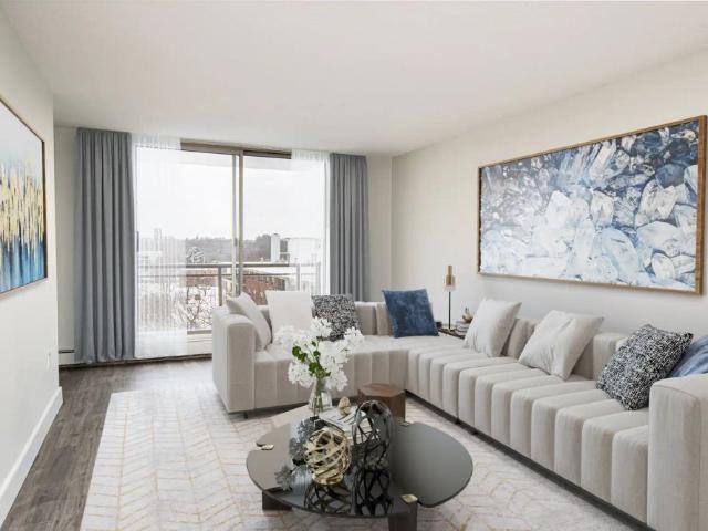 33 Richmond Street W — 2 Bedroom