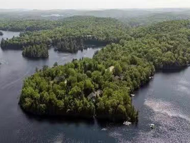 33 Rue Du Canard, Sainte Marguerite Du Lac Masson, QC, J0T 1L0.