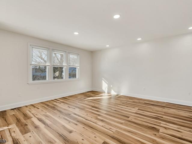 33 Sycamore Dr
