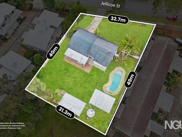 33M FRONTAGE, HUGE HOME ON 1,427M² DEVELOPMENT POTENTIAL!