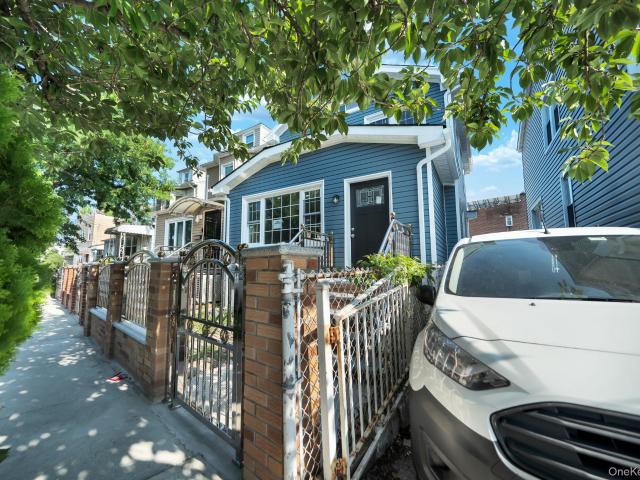 3004 La Salle Avenue