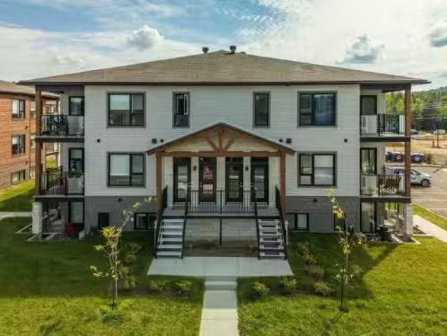 300 645 Rue Légaré, Mont Tremblant, QC, J8E 0S6 lease for le.