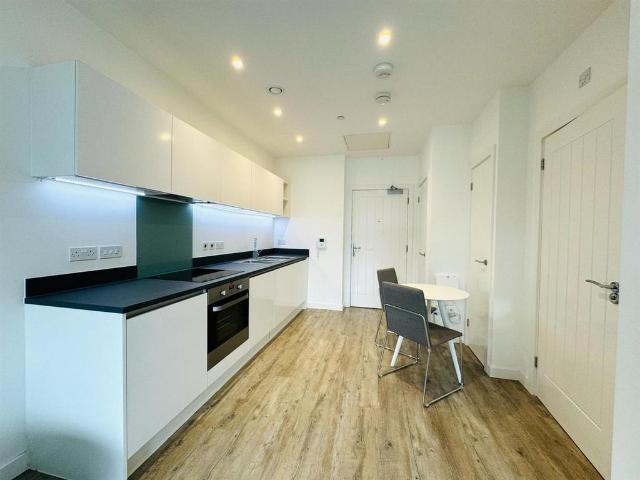 300 Kings Road, Reading RG1 1 bed flat to rent £1,400 pcm £323 pw