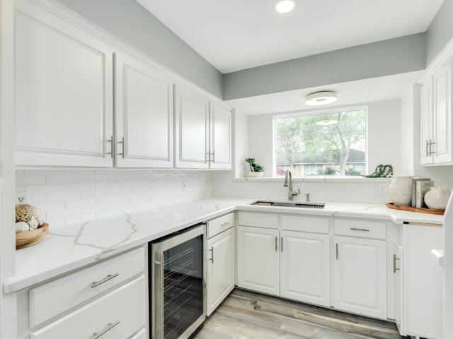 300 N Shanks St, Clute, TX 77531 | MLS #88677