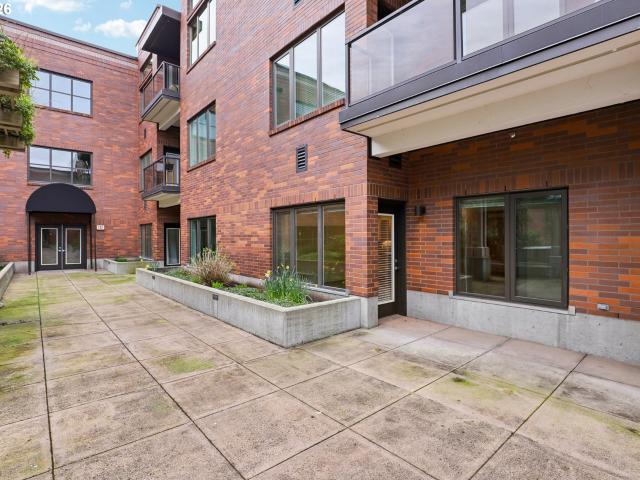 300 W 8TH ST # 209