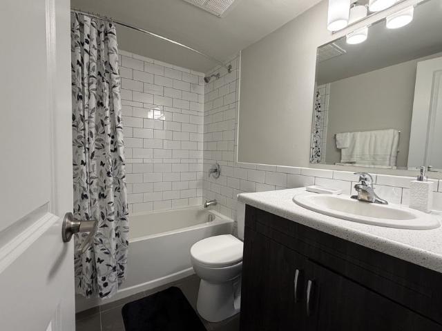 301 145 Wellington Street W, Aurora