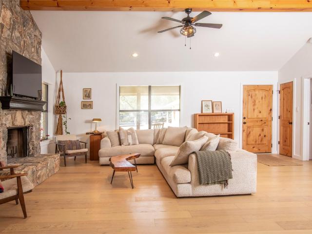 301 Lander Ln