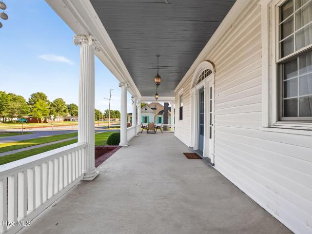 301 NW Railroad Street