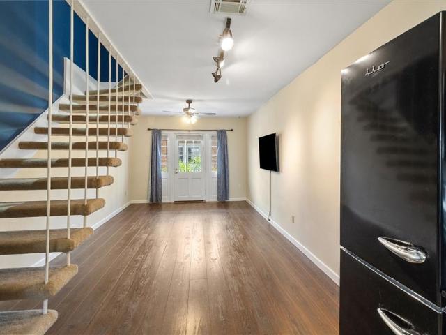 301 Seattle Street # 11