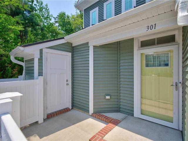 301 Promenade LN