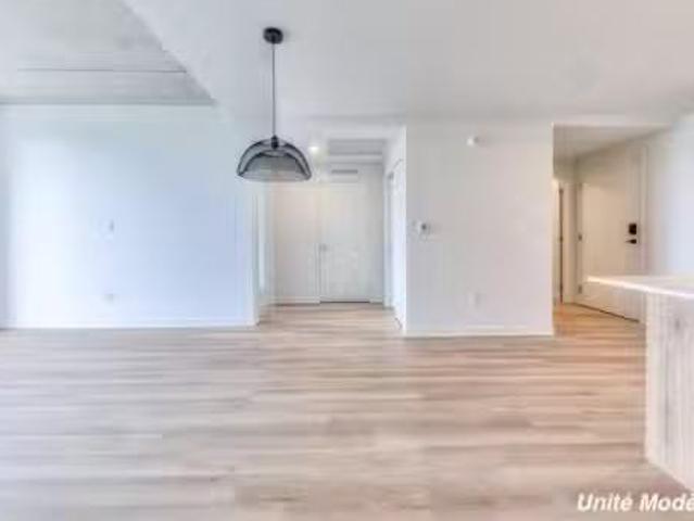 302 515 Rue Des Marronniers, Candiac, QC, J5R 0T5 condo for.