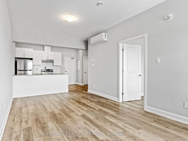 302 979 North Russell Road