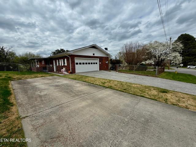 302 S Apache Rd