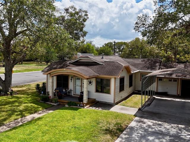 302 S Main St, Schulenburg, TX 78956 | MLS #595409